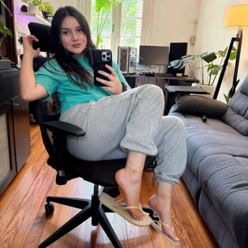 Vanessa The feet of your best friend's aunt thumbnail