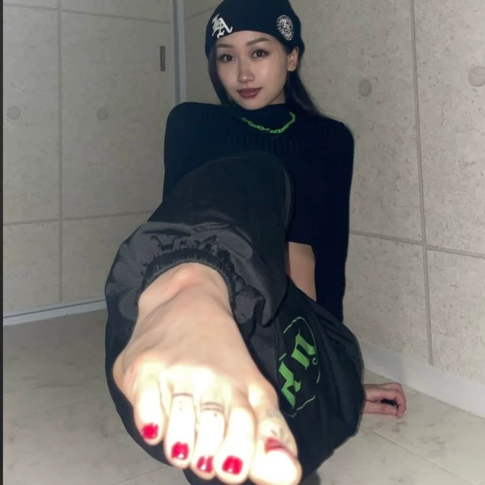 Feet of your best friend Alexa thumbnail