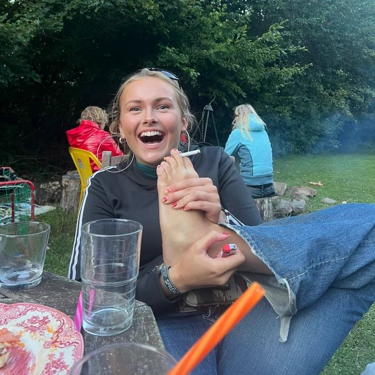You and your best friend Ivy smoking with your feet thumbnail