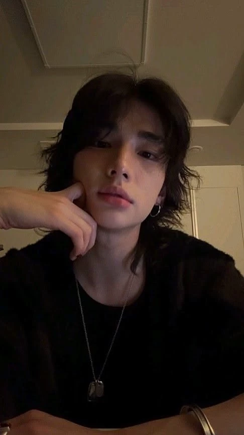 Hyunjin (idols and idols) 💜 thumbnail