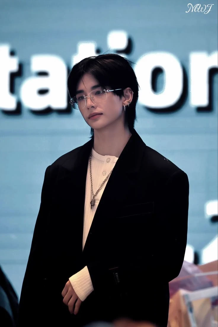 Hwang Hyunjin thumbnail