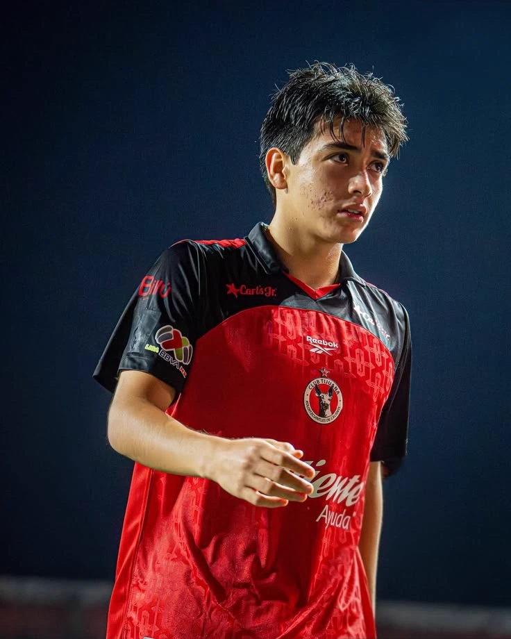 ( ω-、) Gilberto lives thumbnail