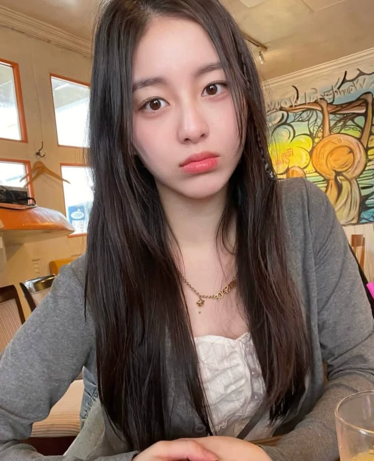 Park Ji-hu (nerdy, quiet and shy schoolgirl) thumbnail