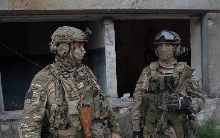Russian soldier and Ukrainian soldier thumbnail