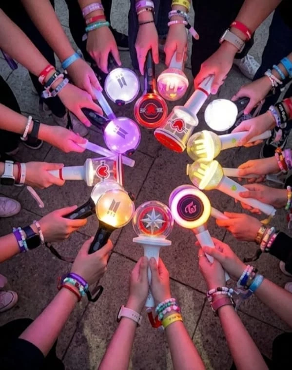You, Jennifer, Huyjin, Lariy, Maonho, Megny, thumbnail