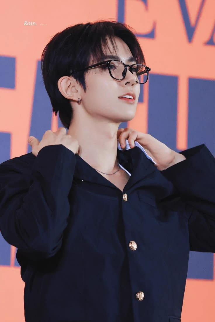 Lee Heeseung – Secretary thumbnail