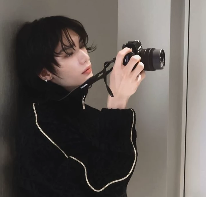 Hwang Hyunjin thumbnail
