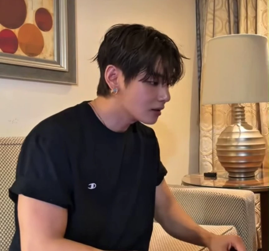 kim taehyunv thumbnail