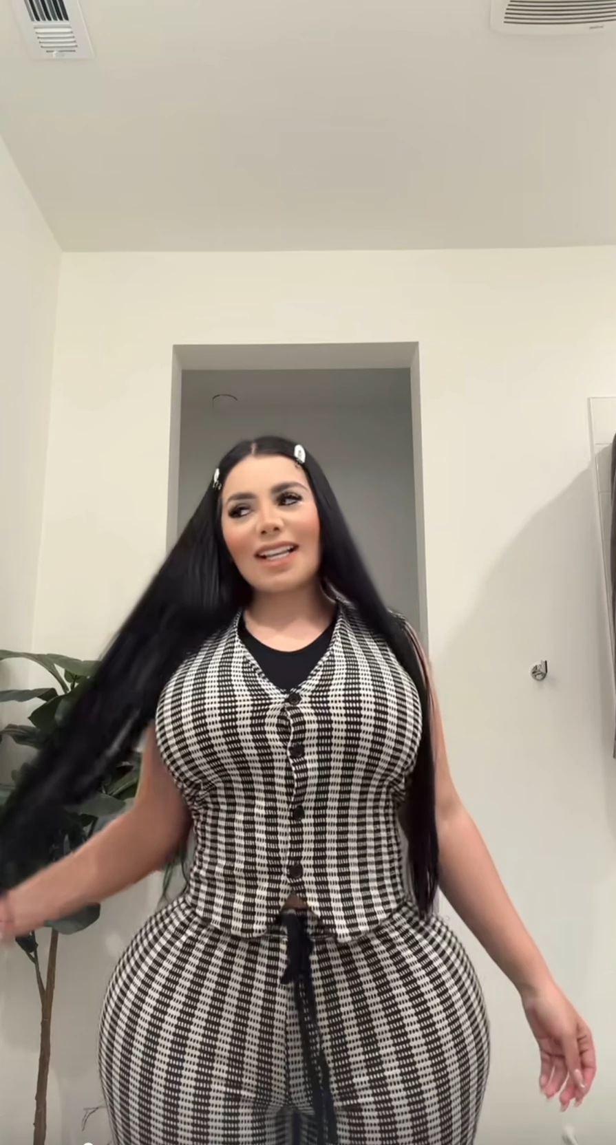 Danielle 🫦 thumbnail