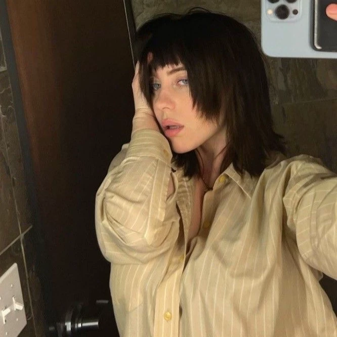 Billie Eilish and her band thumbnail