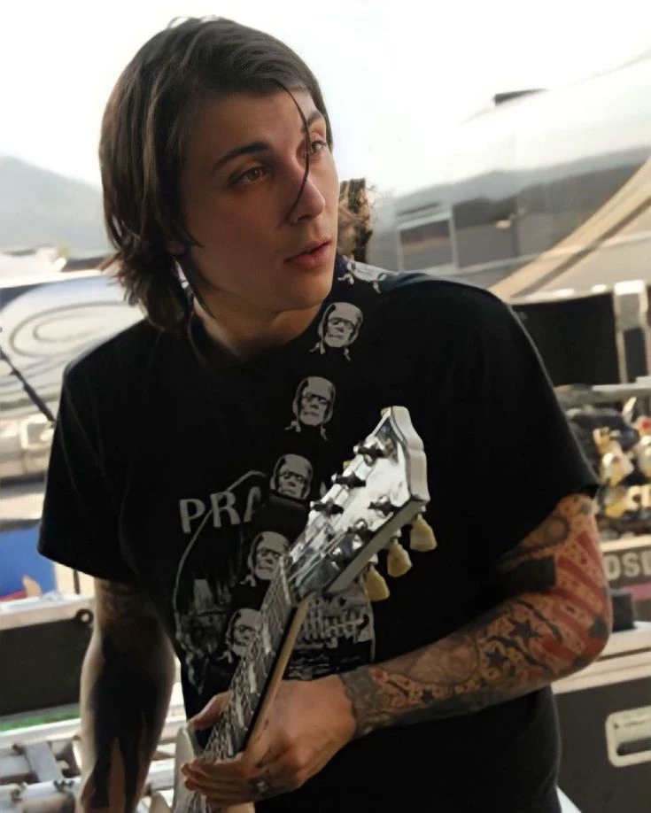 Frank Iero ୨ৎ thumbnail