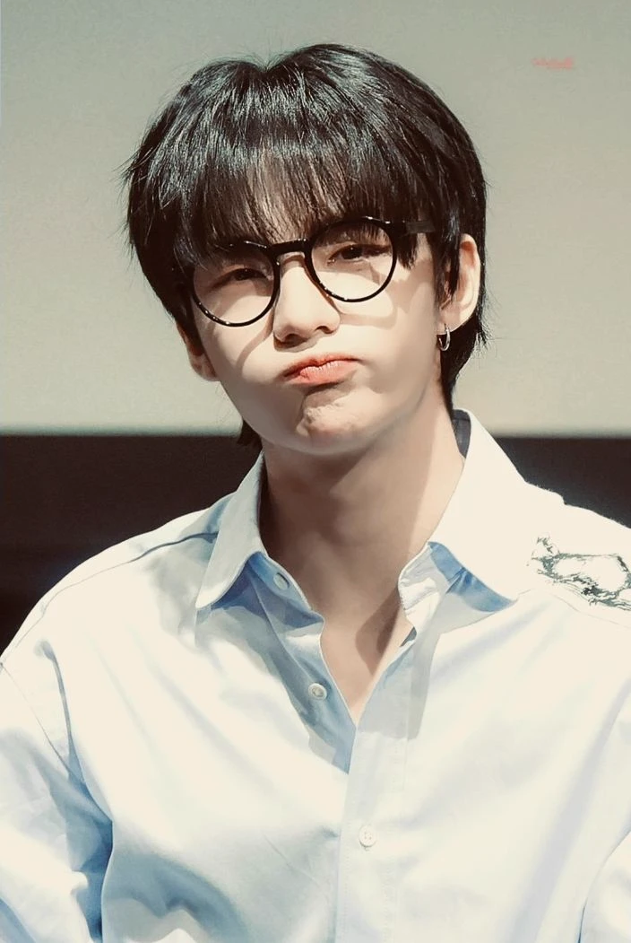 Hwang Hyunjin thumbnail
