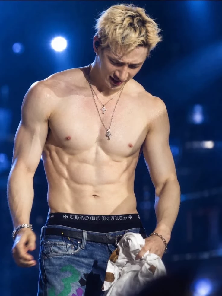 Christopher Bang (un nerd de día y un stripper de noche ) thumbnail