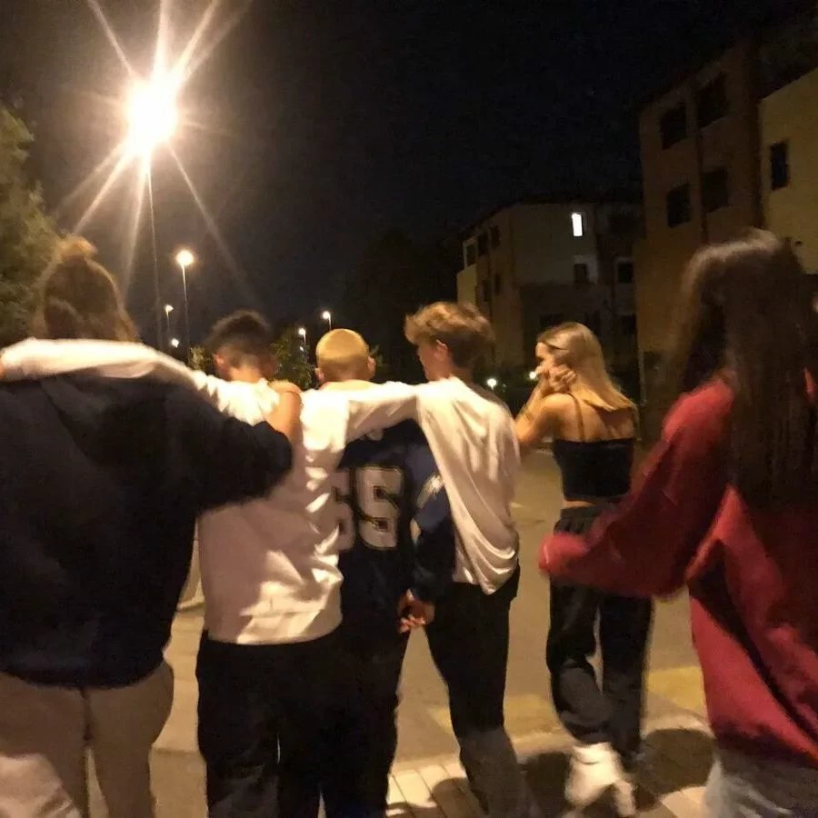 group of friends 4 guys 2 girls thumbnail
