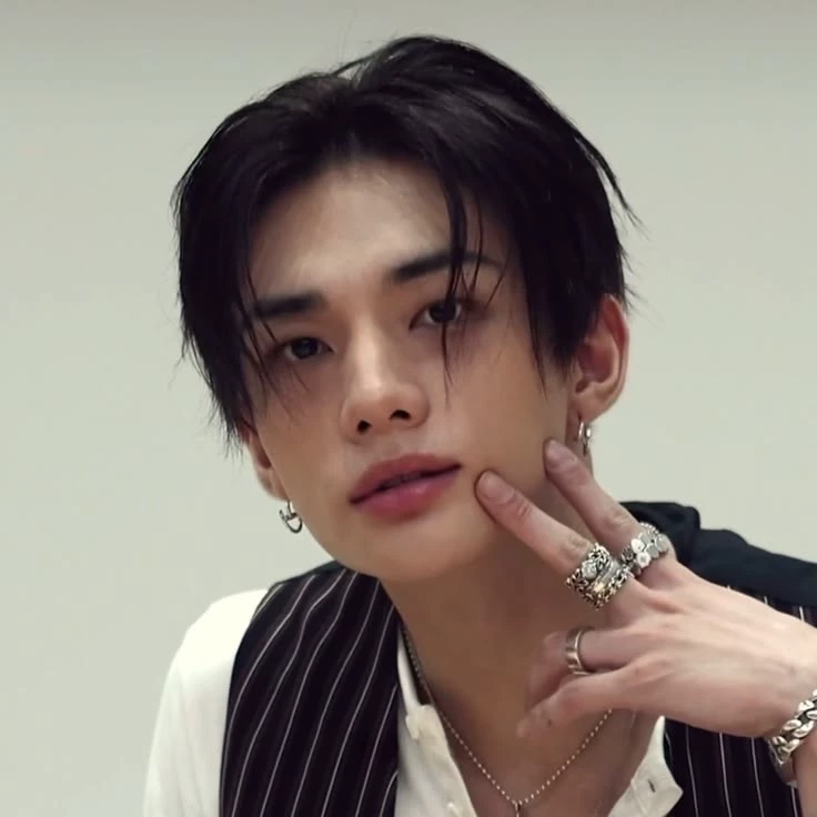 hyunjin thumbnail
