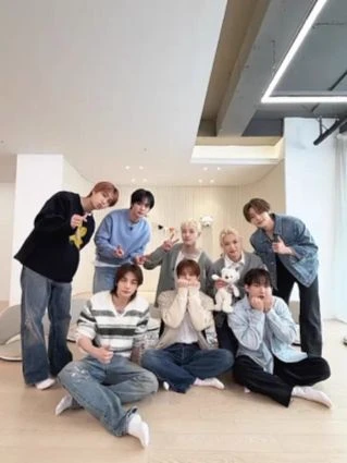 stray kids thumbnail