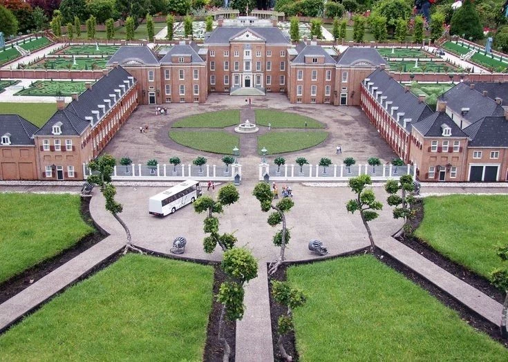 school of royalty and millionaires thumbnail