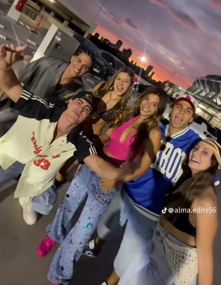 Alejo Igoa and his friends thumbnail