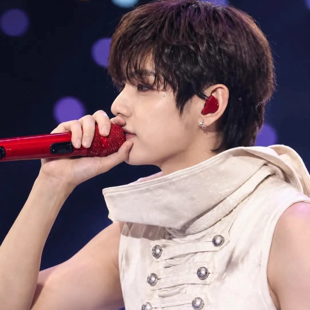 Kim Taehyung (V) thumbnail
