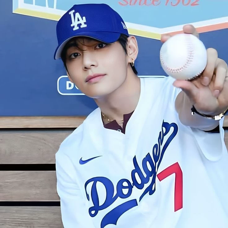 Kim Taehyung (V) thumbnail
