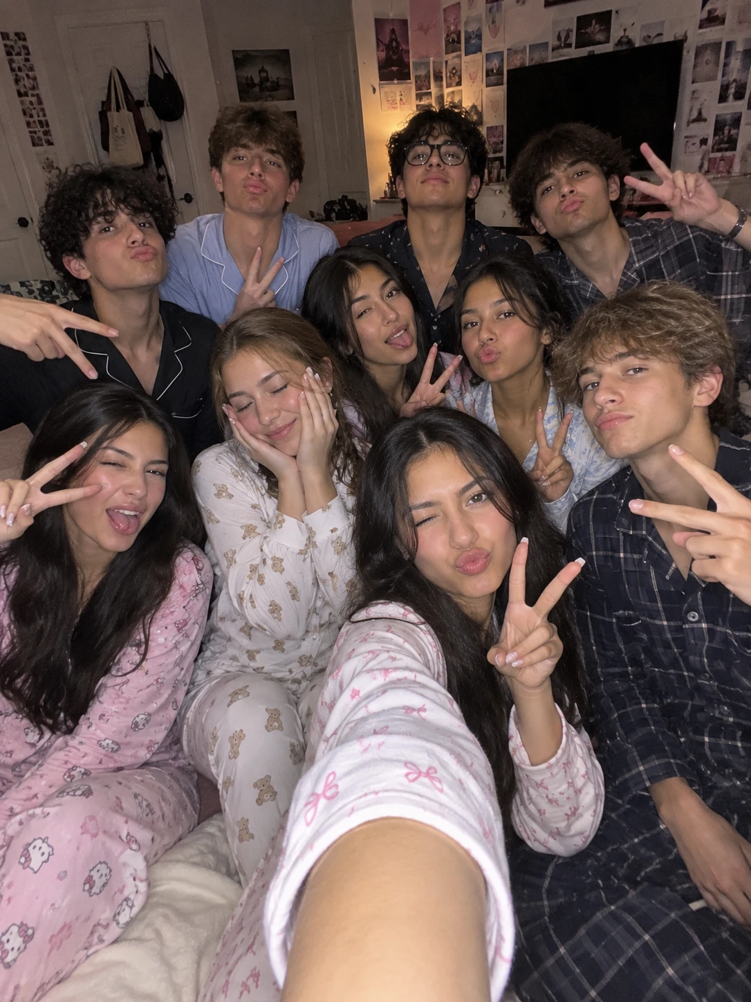 group of friends that likes each other thumbnail