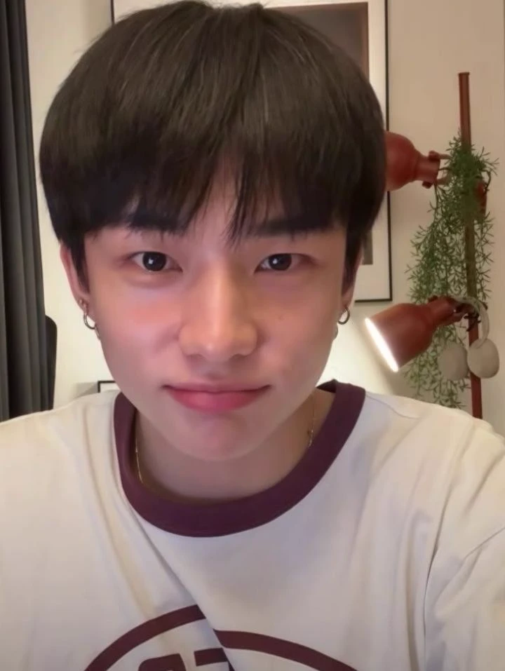 Hyunjin thumbnail