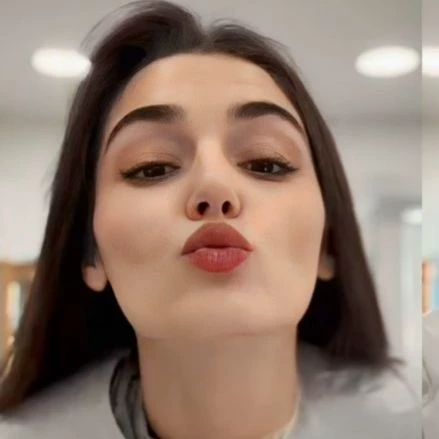 Hande Erçel thumbnail