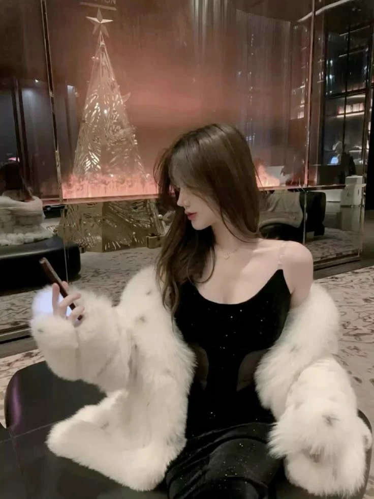 Olivia (girl, woman loving woman) thumbnail