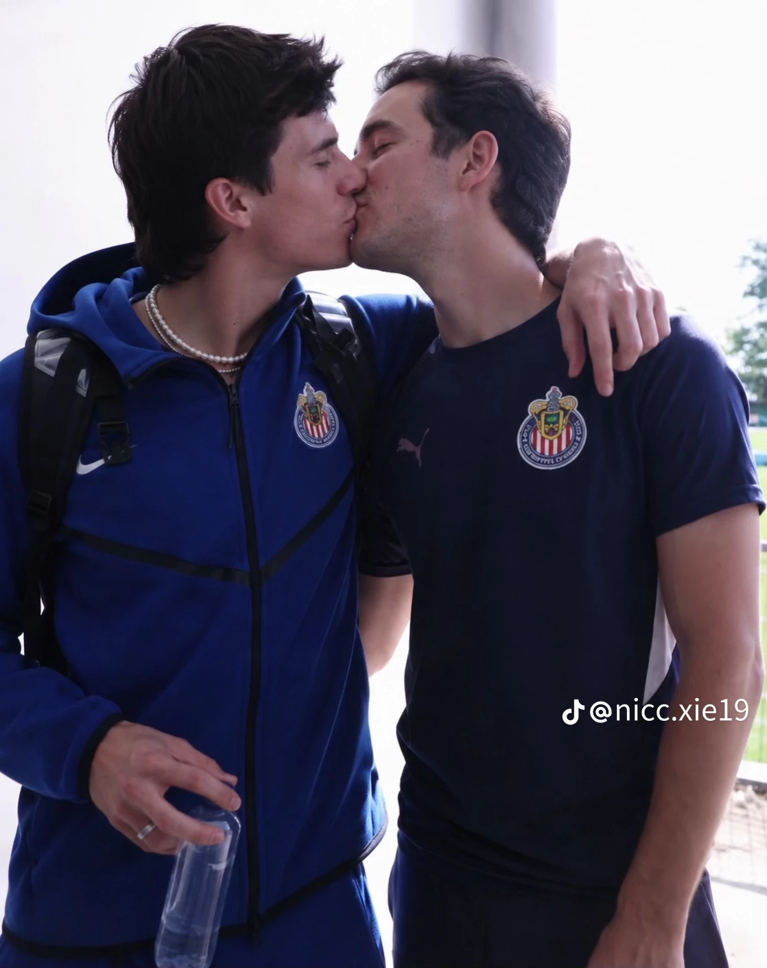 Diego Campillo and the CM of Chivas thumbnail
