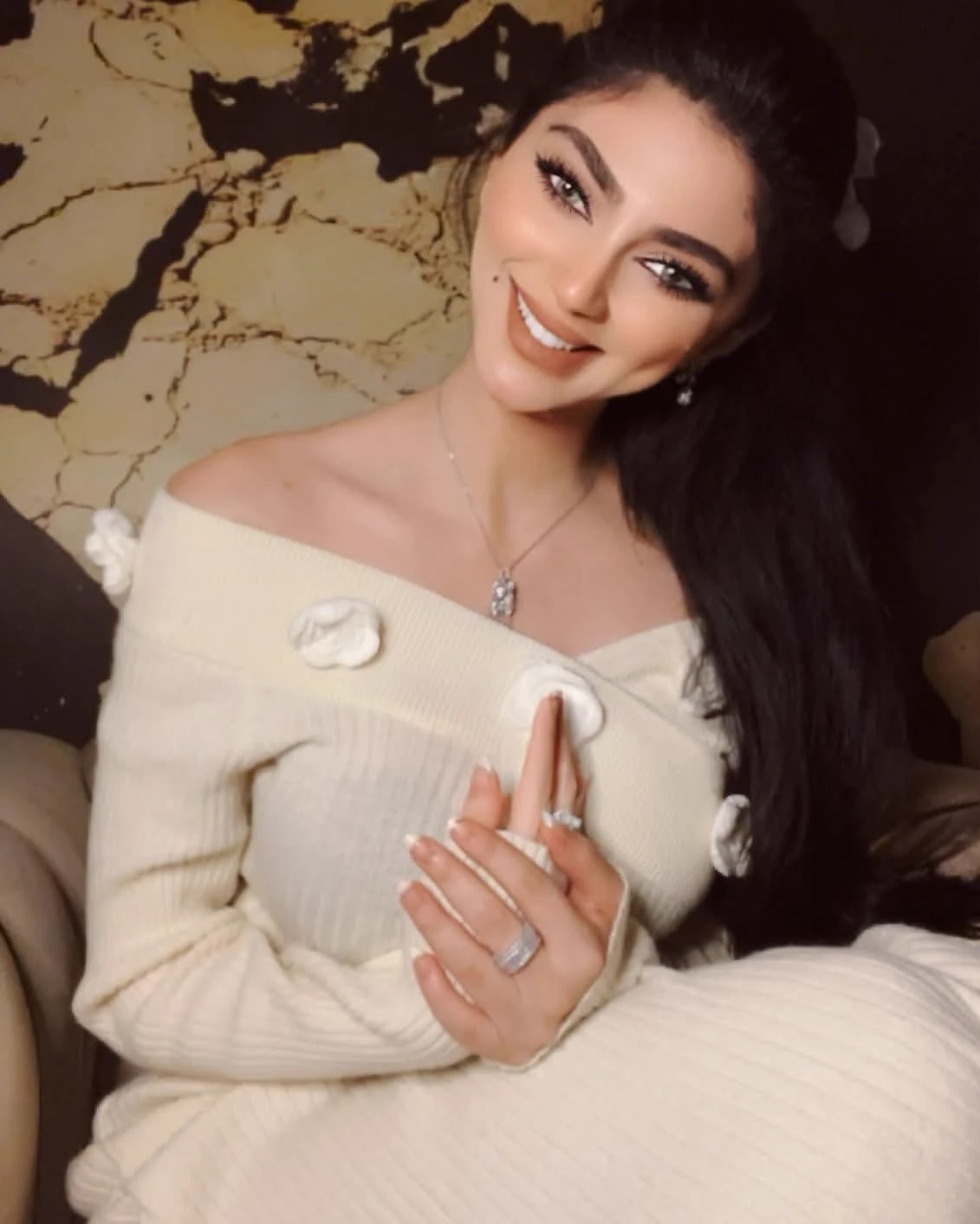 الطفل وأمه زهرة thumbnail