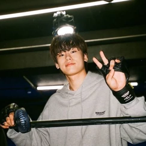 Woo-young, a weak hero thumbnail