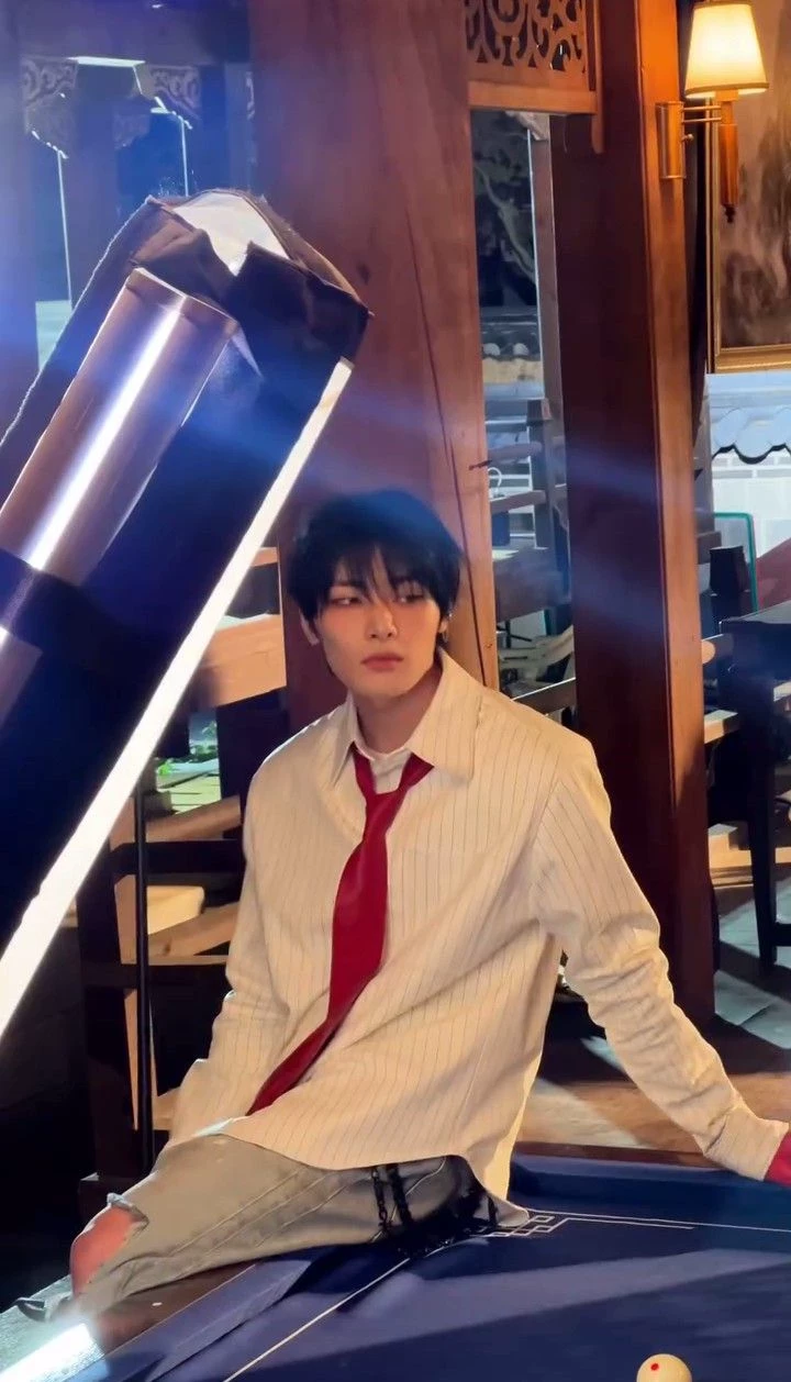 Jeongin - in love thumbnail