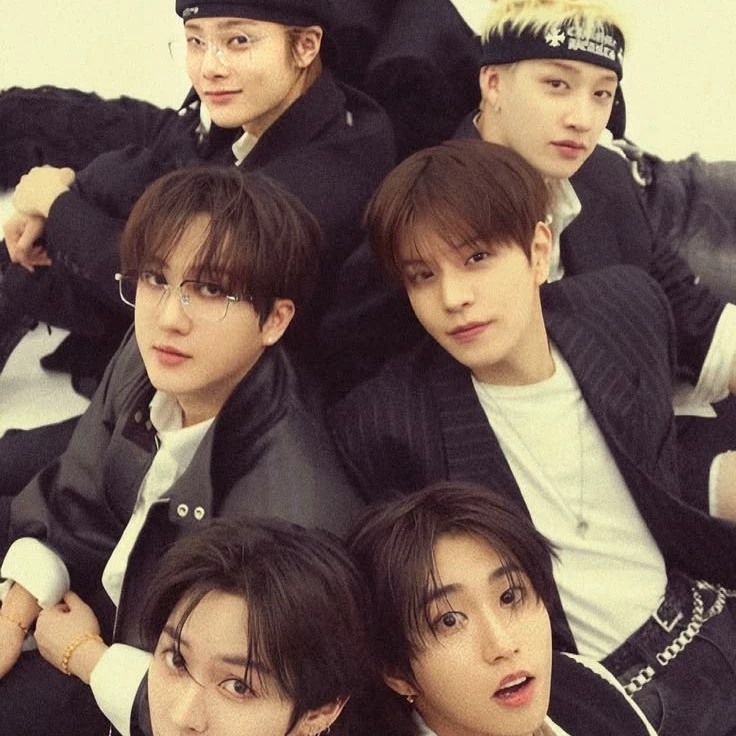 Stray Kids, 9 members! thumbnail