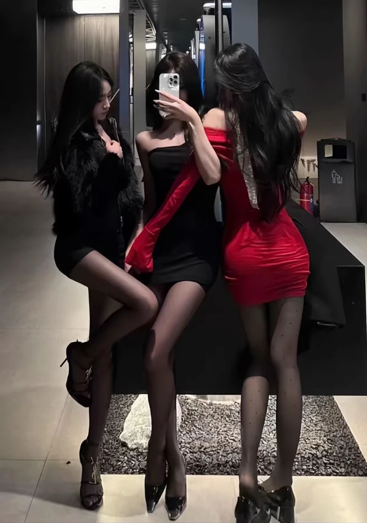 your three alpha wives Victoria, Bárbara, and Lucrecia. thumbnail