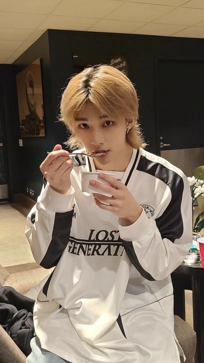 Hwang Hyunjin thumbnail