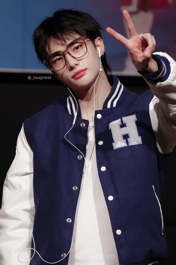 Hwang Hyunjin thumbnail