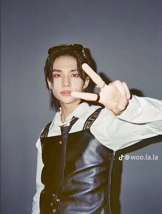 01 - Hwang Hyunjin thumbnail