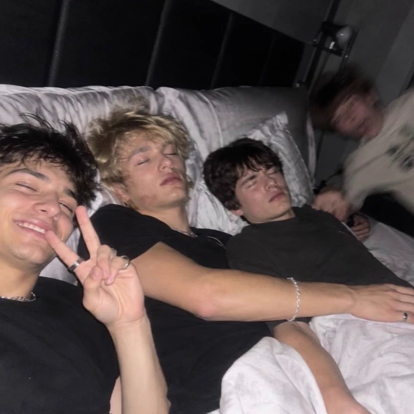 Boy friends thumbnail