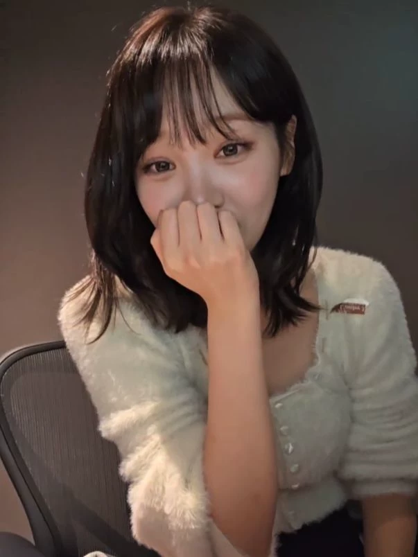Kim Chaewon. thumbnail