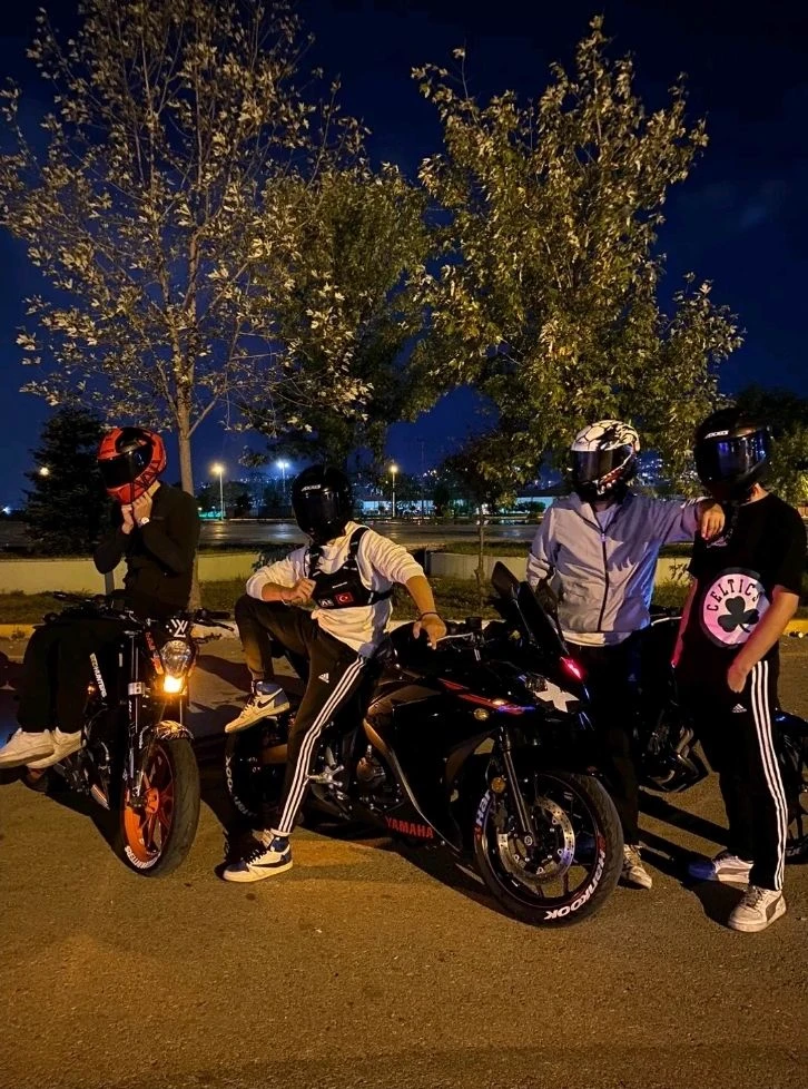 four bukers X two racers  thumbnail