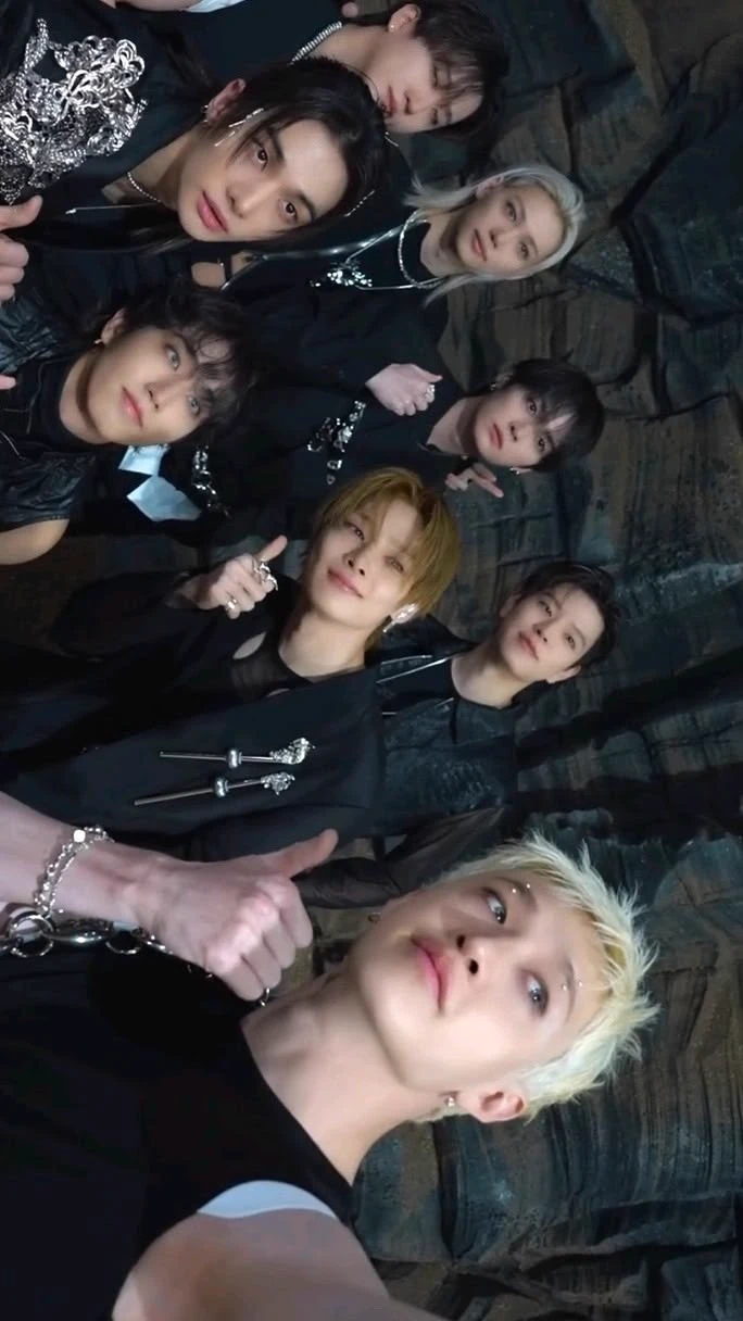 stray kids thumbnail