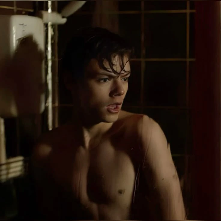 Thomas Brodie-Sangster thumbnail