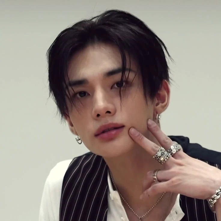 Hwang Hyunjin thumbnail