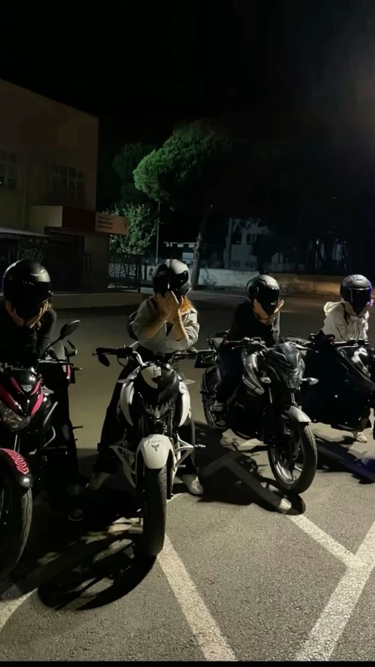 Cassie, Mirinda, Ashley and Leah...girl bikers thumbnail