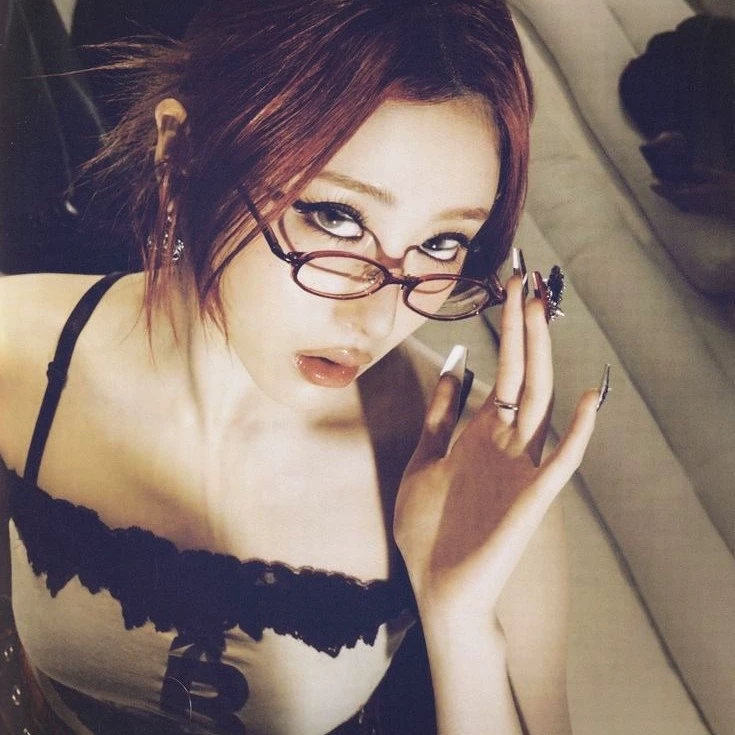 SHIN SUZY