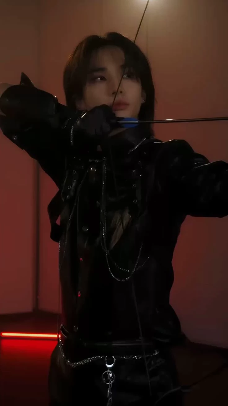 Hyunjin/mafia's son😈🐾 thumbnail