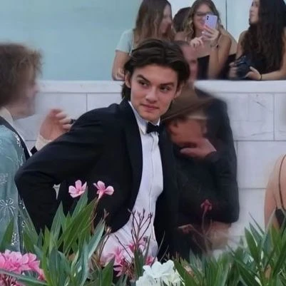 Louis Partridge thumbnail