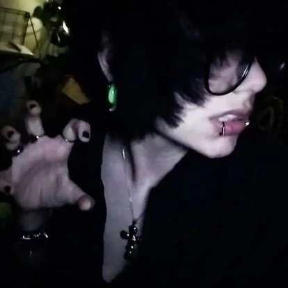 .•♫•♬•†𝐄𝐦𝐨 𝐛𝐨𝐲†♫♪♩·
