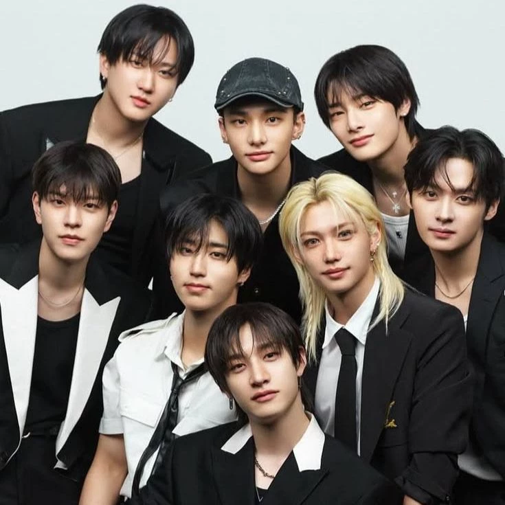Stray Kids (8) thumbnail