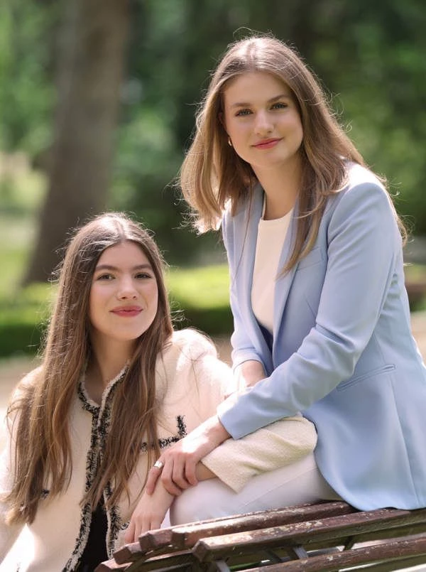 Leonor & Sofía 🇪🇸 thumbnail
